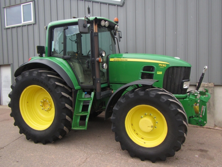 John Deere 7530