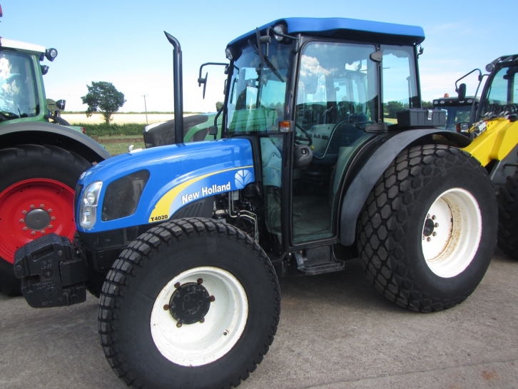 New Holland T4020