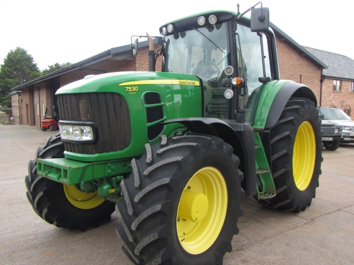 John Deere 7530