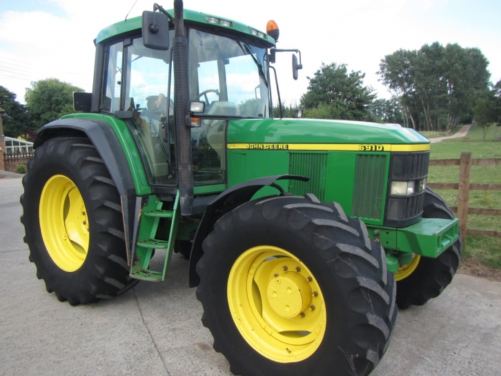 John Deere 6910