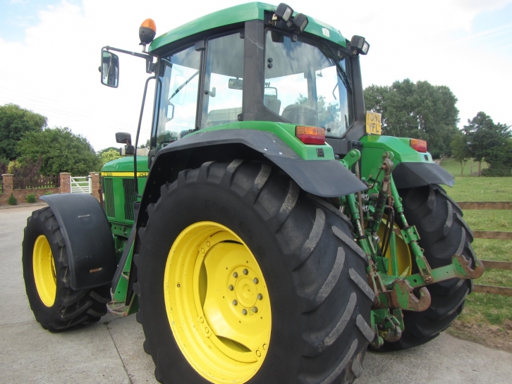 John Deere 6910