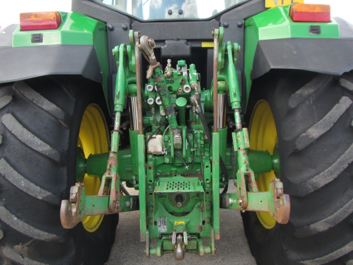 John Deere 6910