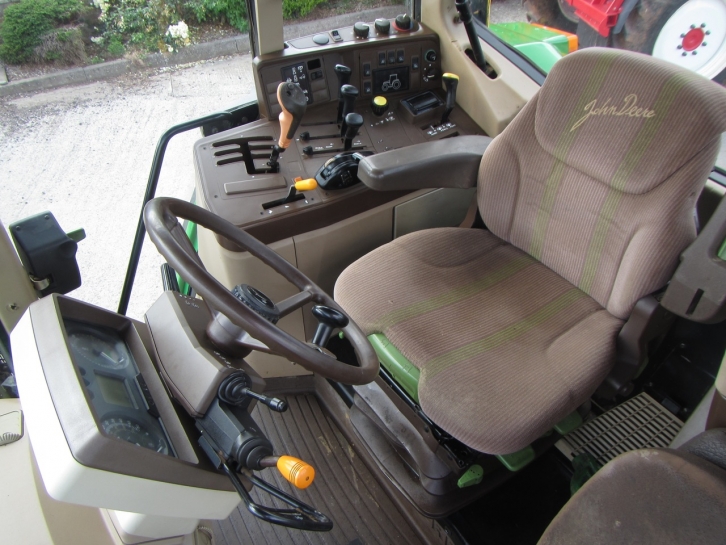John Deere 6910