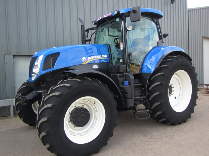 New Holland T7.235