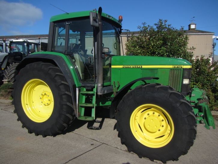 John Deere 6910