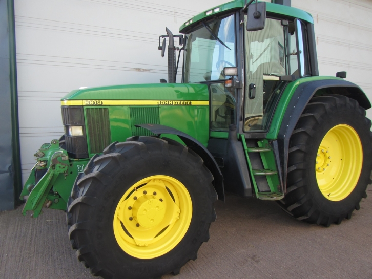 John Deere 6910
