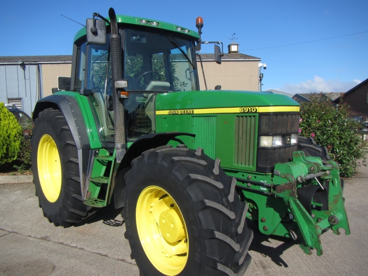John Deere 6910