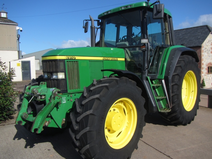 John Deere 6910