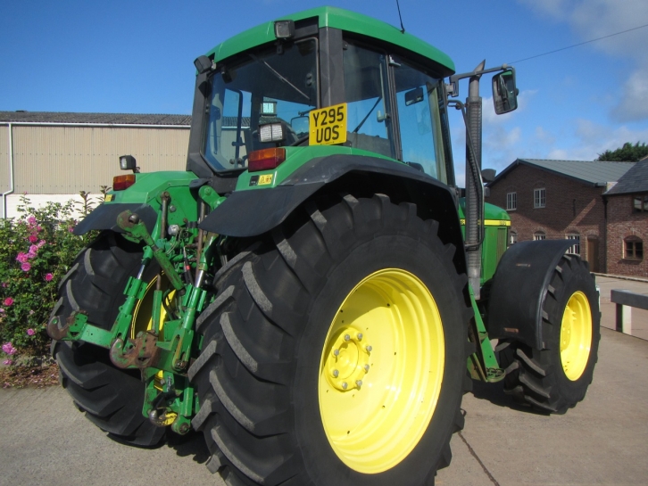 John Deere 6910