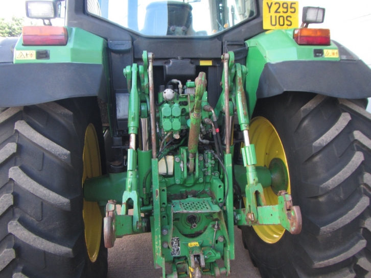 John Deere 6910
