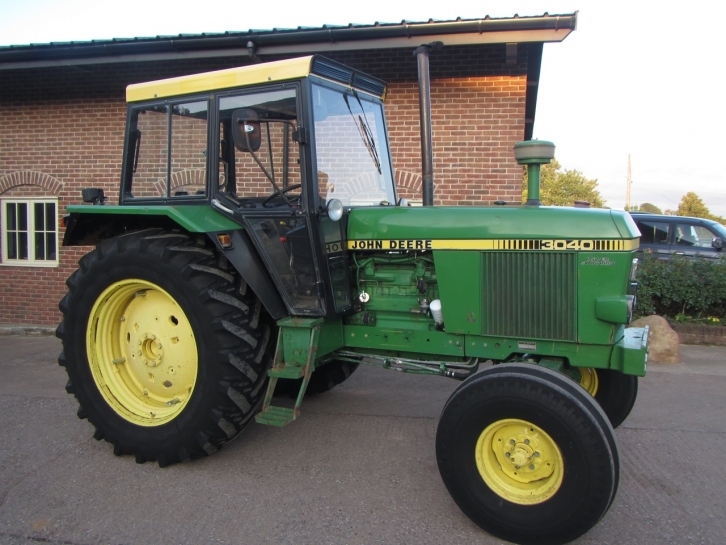 John Deere 3040