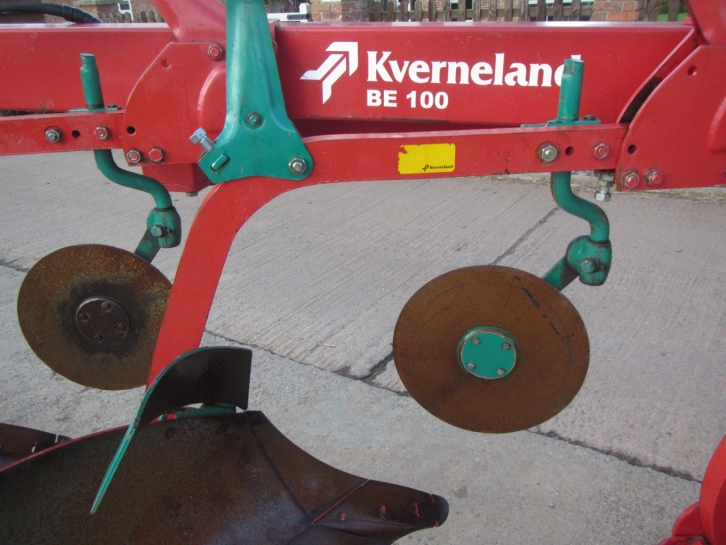 Kverneland BE 100 8 furrow semi mounted plough