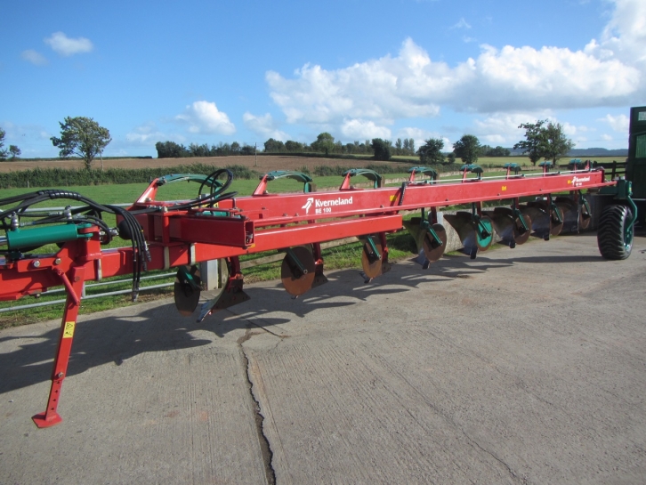 Kverneland BE 100 8 furrow semi mounted plough