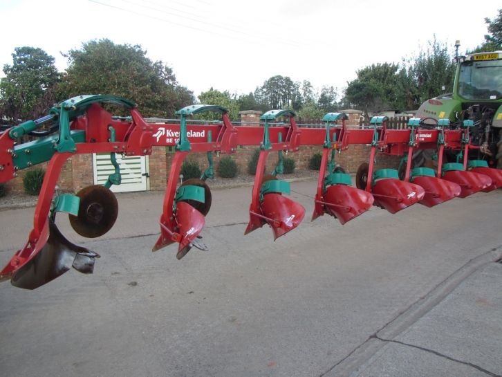 Kverneland BE 100 8 furrow semi mounted plough
