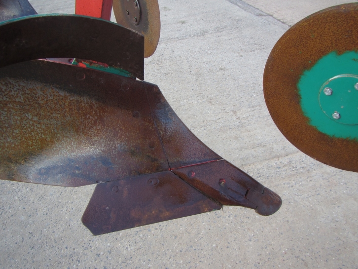 Kverneland BE 100 8 furrow semi mounted plough
