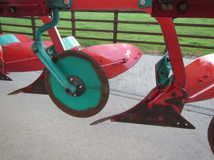 Kverneland BE 100 8 furrow semi mounted plough