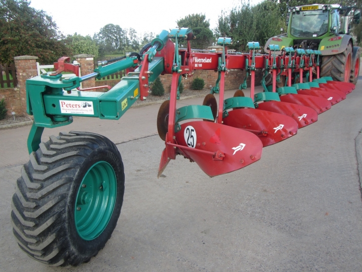 Kverneland BE 100 8 furrow semi mounted plough