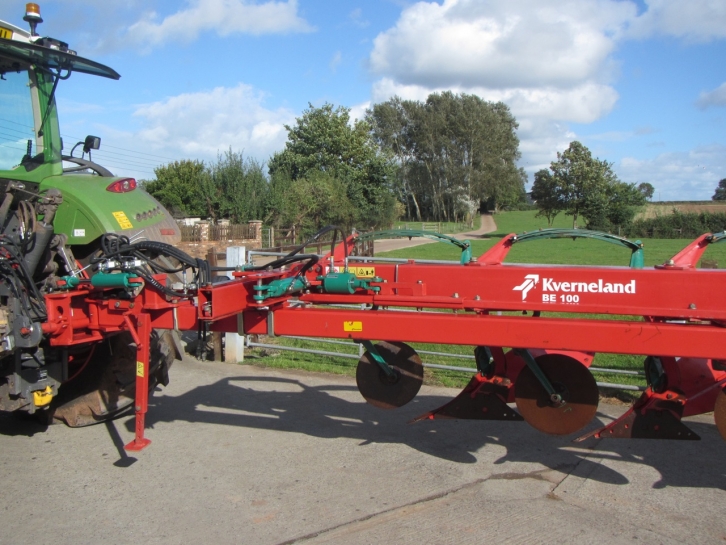 Kverneland BE 100 8 furrow semi mounted plough