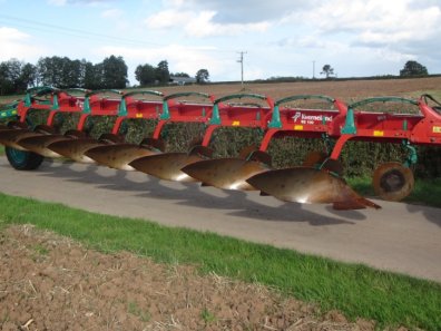 Kverneland BE 100 8 furrow semi mounted plough