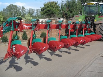 Kverneland BE 100 8 furrow semi mounted plough