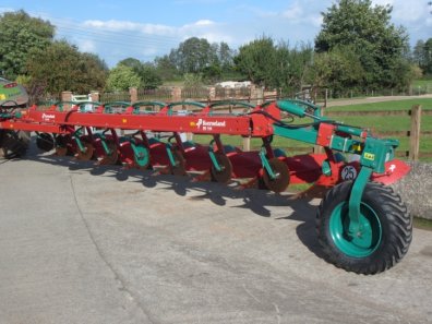 Kverneland BE 100 8 furrow semi mounted plough