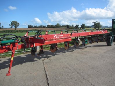 Kverneland BE 100 8 furrow semi mounted plough