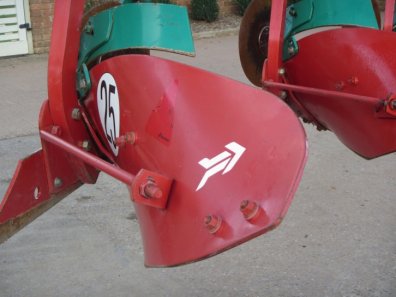 Kverneland BE 100 8 furrow semi mounted plough