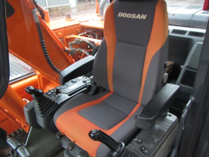 Doosan DX140LC digger