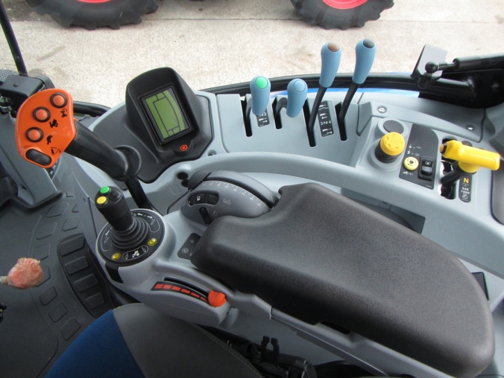 New Holland T7.210