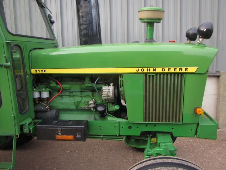 John Deere 3120