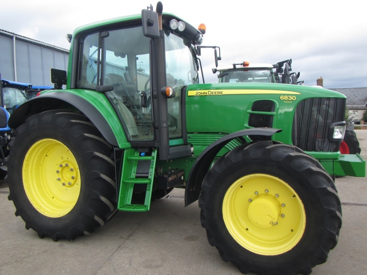 John Deere 6830