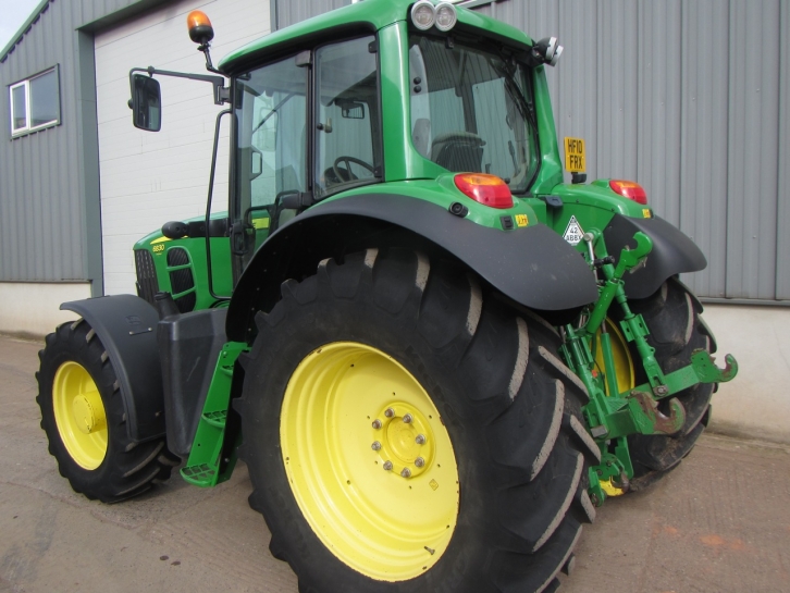 John Deere 6830