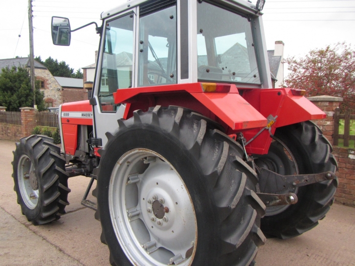 Massey Ferguson 699