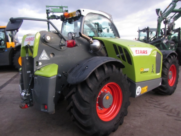 Claas Scorpion 7055