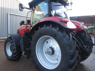 Case Puma 220