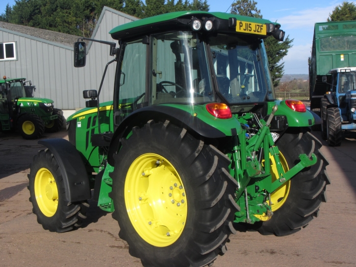 John Deere 5115M