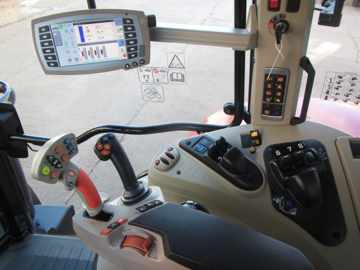 Massey Ferguson 6718S Exclusive