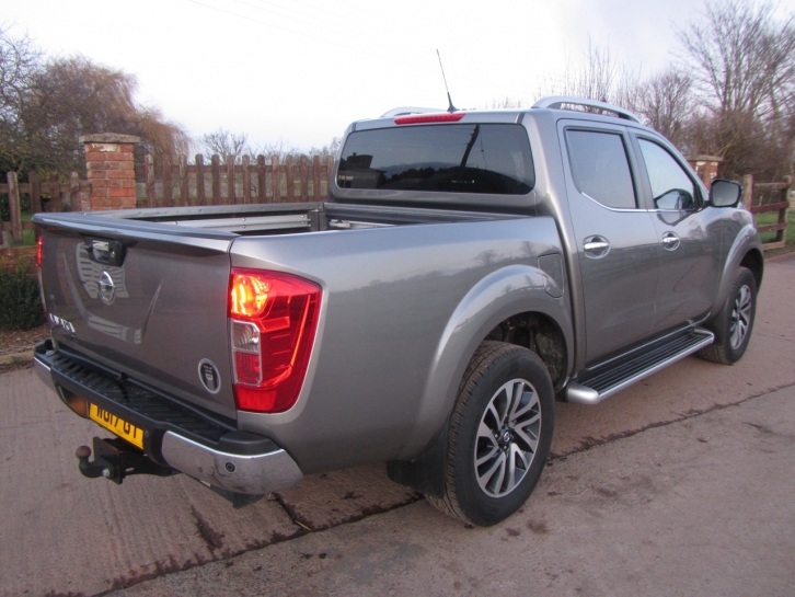 Nissan Navara Tekna 2.3 DCi 4WD Double Cab pickup