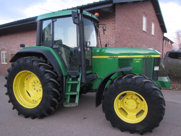 John Deere 6810