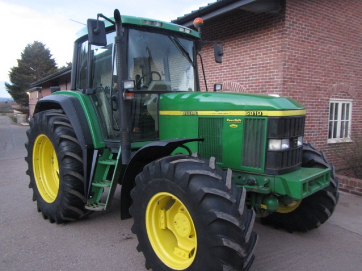 John Deere 6810
