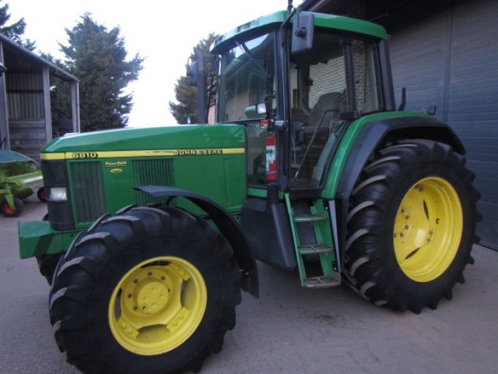 John Deere 6810
