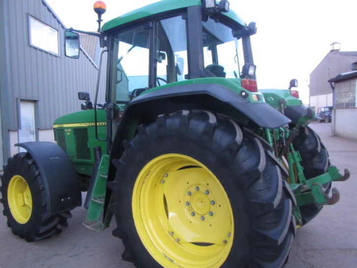 John Deere 6810