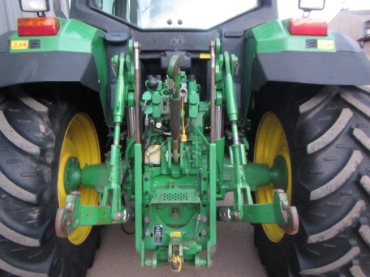 John Deere 6810