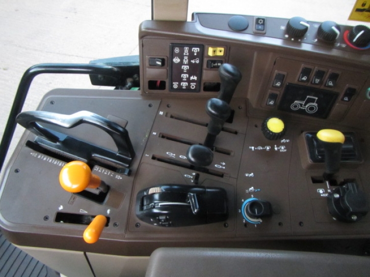 John Deere 6810
