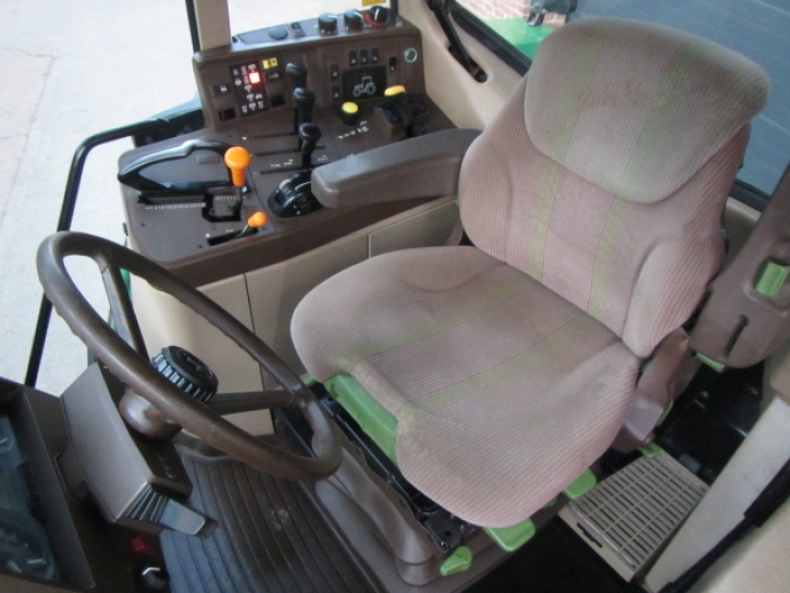 John Deere 6810
