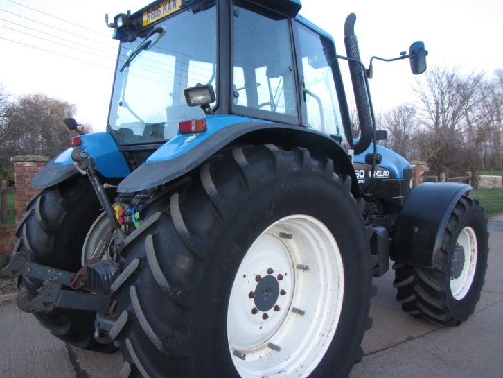 New Holland 8560