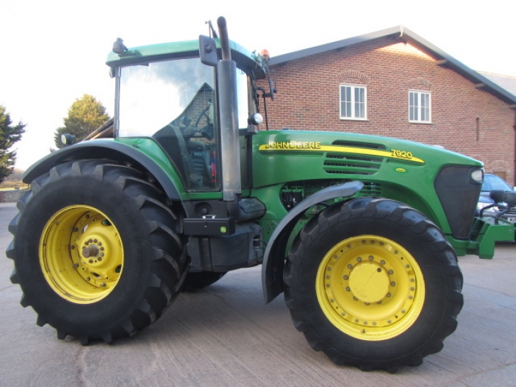John Deere 7920