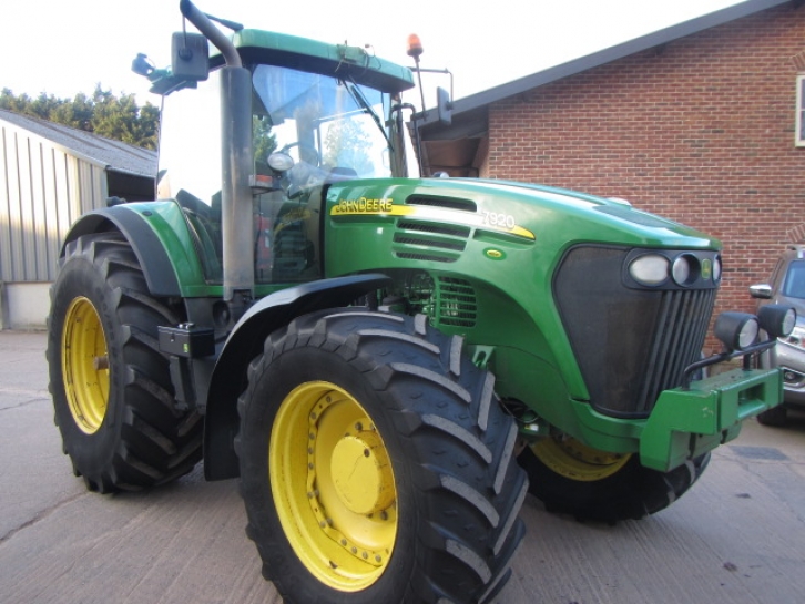 John Deere 7920