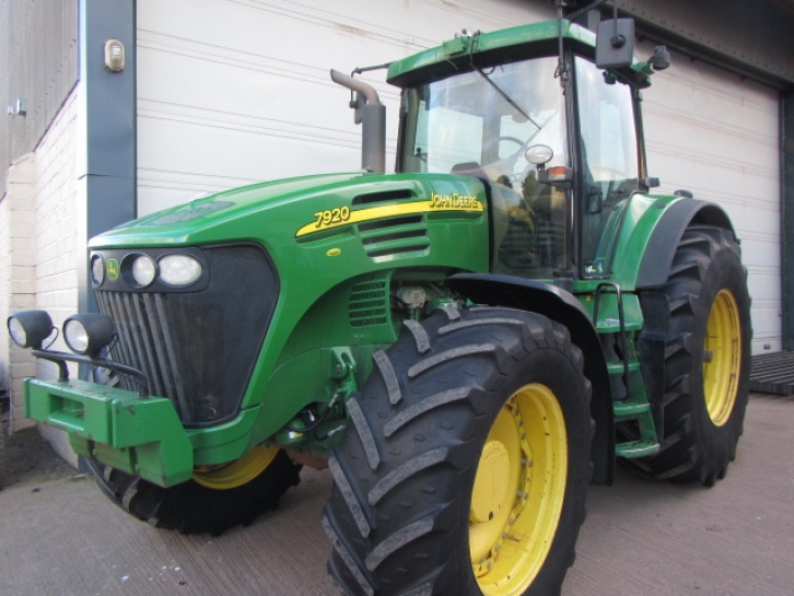 John Deere 7920