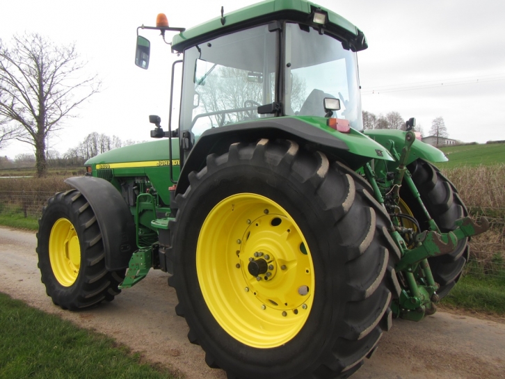 John Deere 8400